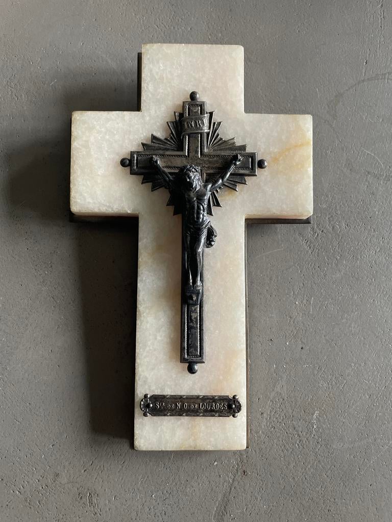 Antiek marmeren kruisbeeld met corpus van metaal, Ophalen of Verzenden, Gebruikt