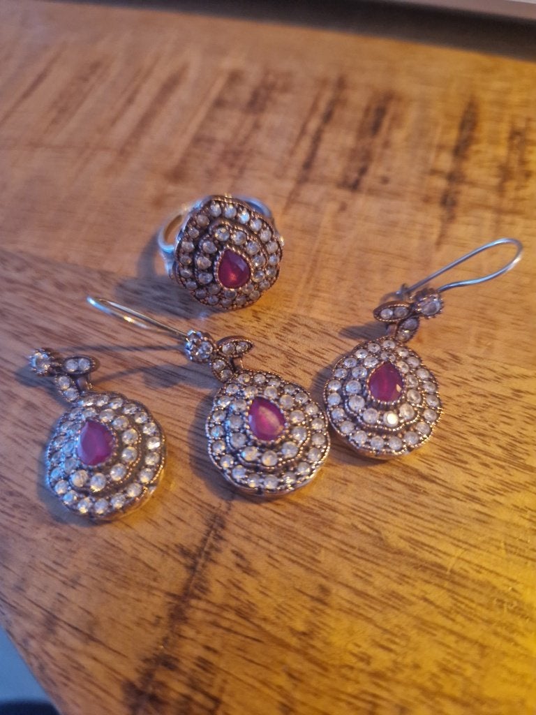925 zilveren set met robijntjes. Ringmaat 18.