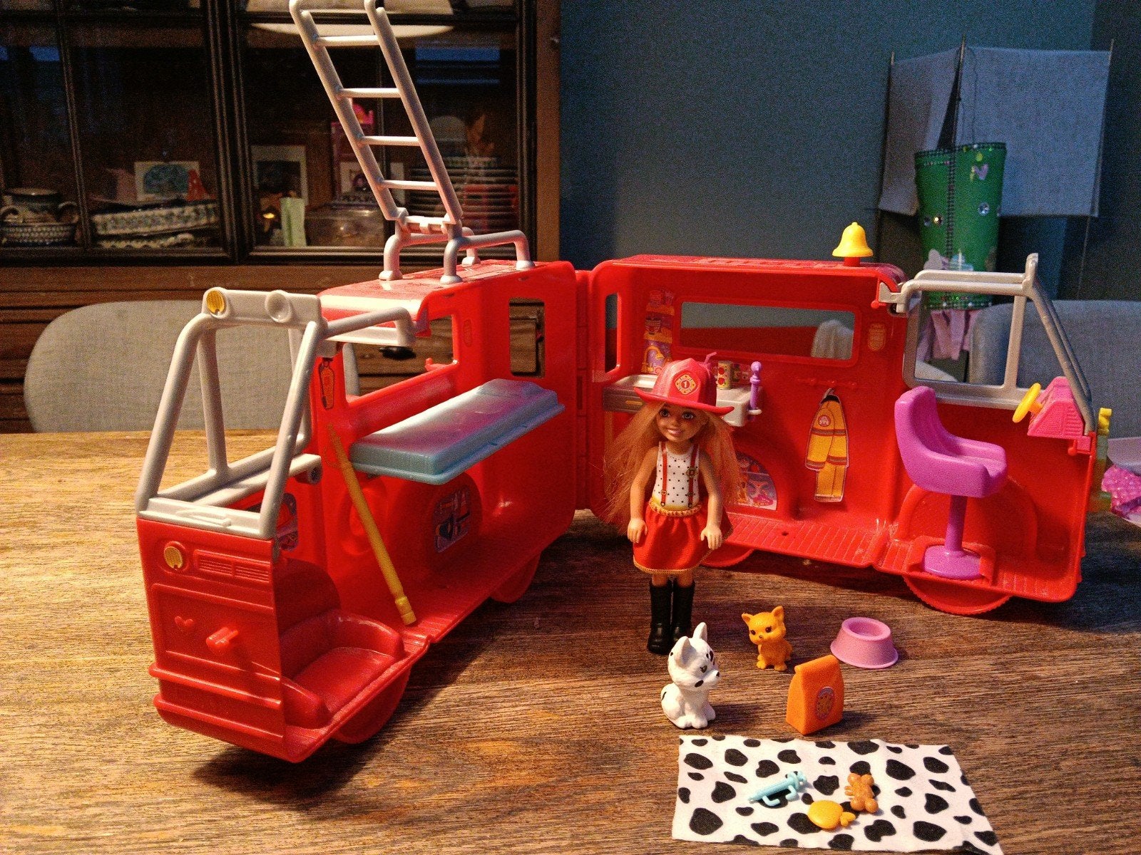 Barbie Chelsea brandweerbus met dieren, Kinderen en Baby's, Speelgoed | Poppen, Ophalen of Verzenden, Nieuw, Barbie