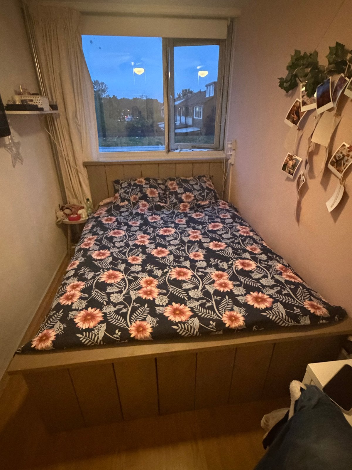 Steigerhouten bed met opbergruimte, Ophalen, Bruin, Tweepersoons, Zo goed als nieuw