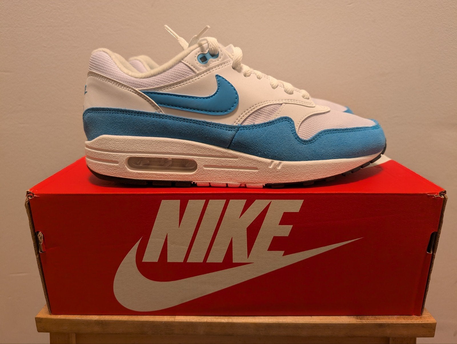Nike Air Max 1 White Light Blue Fury 42,5, Kleding | Heren, Schoenen, Nike air max, Overige kleuren, Nieuw, Ophalen of Verzenden