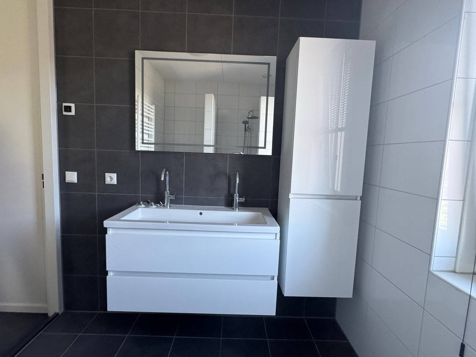 Moderne badkamerset: wastafelmeubel, spiegel en kolomkast, Huis en Inrichting, Ophalen, 100 tot 150 cm, Zo goed als nieuw, 25 tot 50 cm