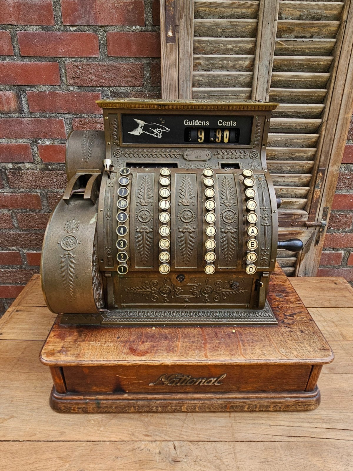 Oude antieke kassa National, Ophalen
