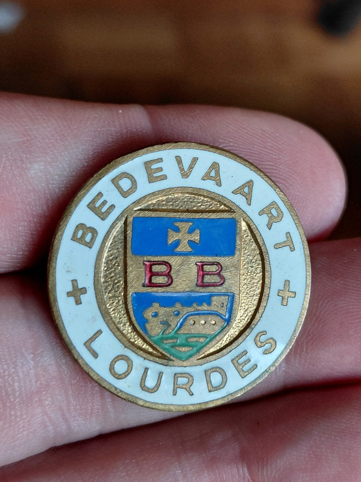 Vintage Lourdes Bedevaart Speld broche - Emaille en Metaal, Ophalen of Verzenden, Gebruikt