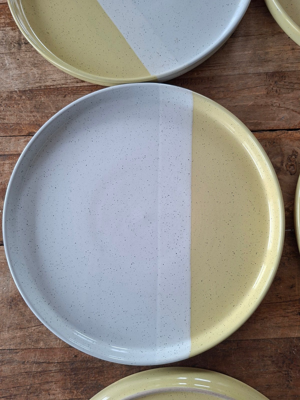 Hema borden - Geel/wit gespikkeld - 27 cm, Gebruikt, Keramiek, Ophalen of Verzenden, Bord(en)