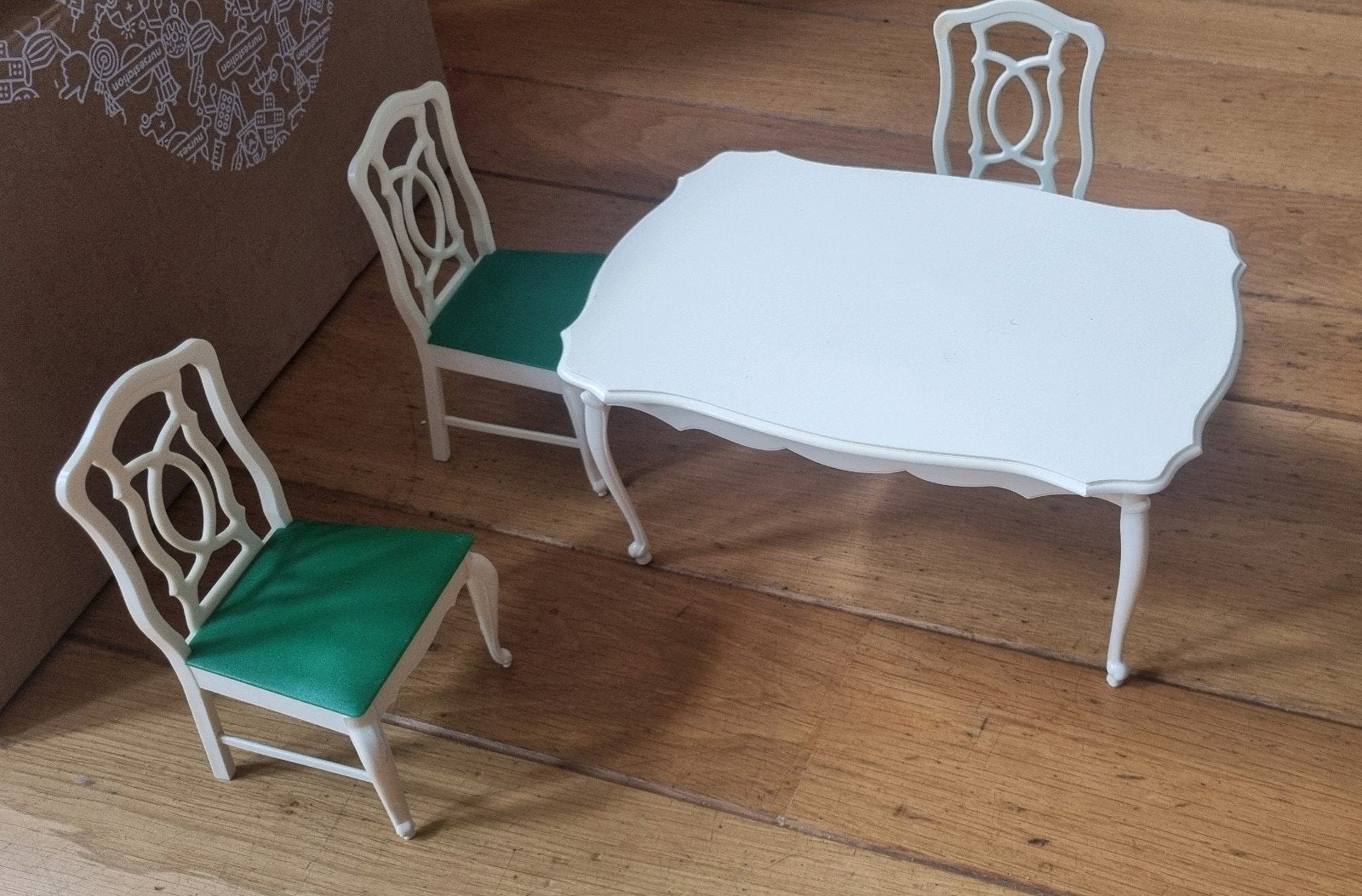 Sindy Pedigree tafel met sierlijke poten en stoelen met groe, Ophalen of Verzenden, Gebruiksvoorwerp