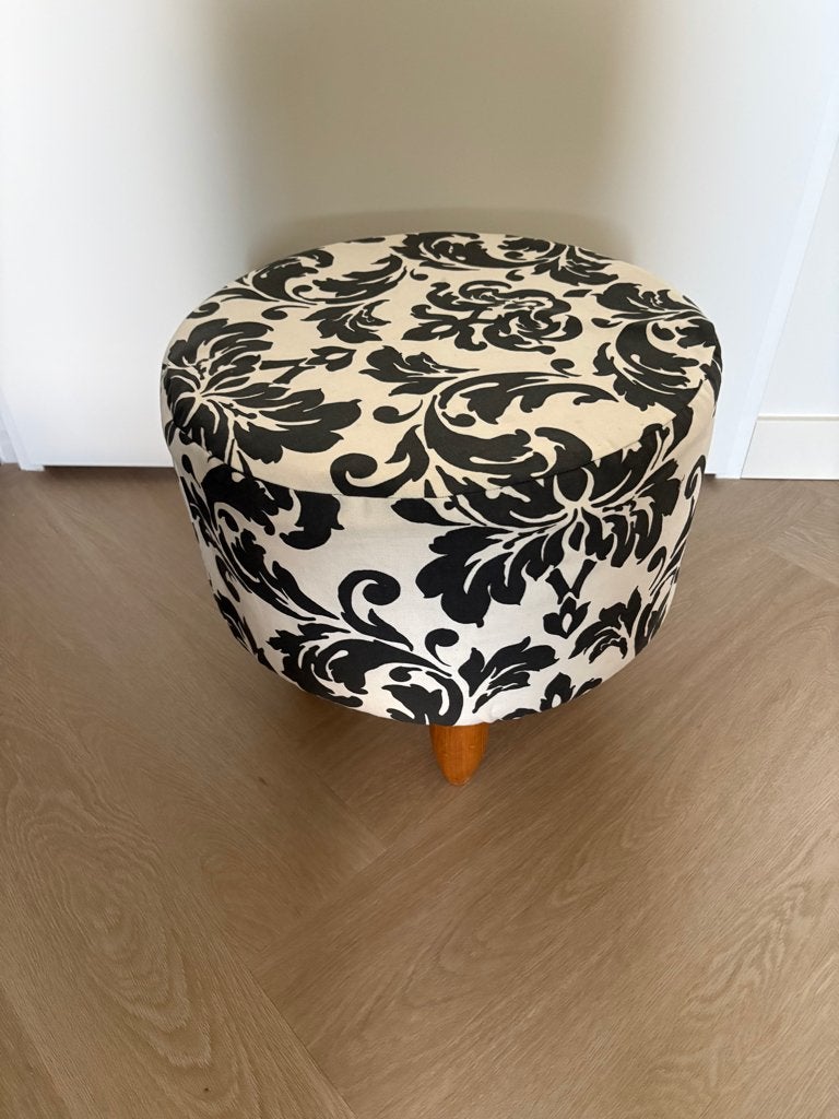Leuke poef met zwart-wit patroon, 40cm hoog, Huis en Inrichting, Banken | Voetenbanken en Poefen, Ophalen, Minder dan 50 cm, Rond