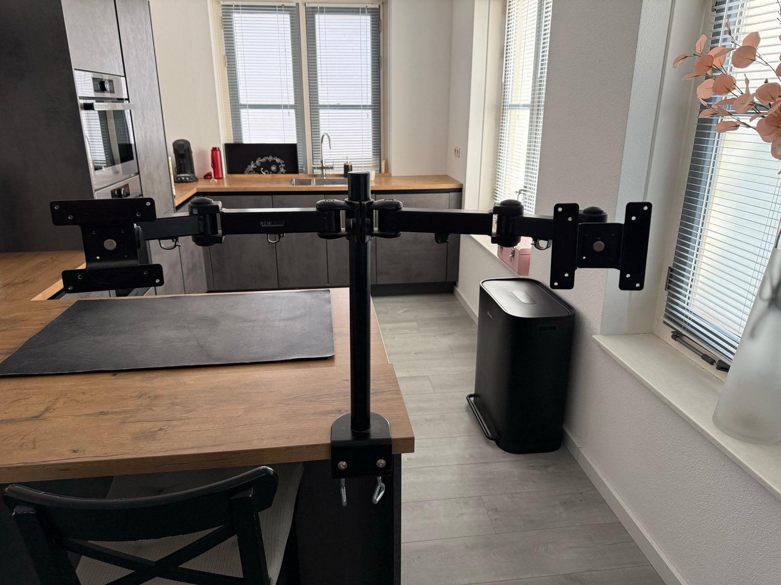 Bureau standaard voor 2 beeldschermen - NewStar, Computers en Software, Monitoren, Ophalen, Gebruikt