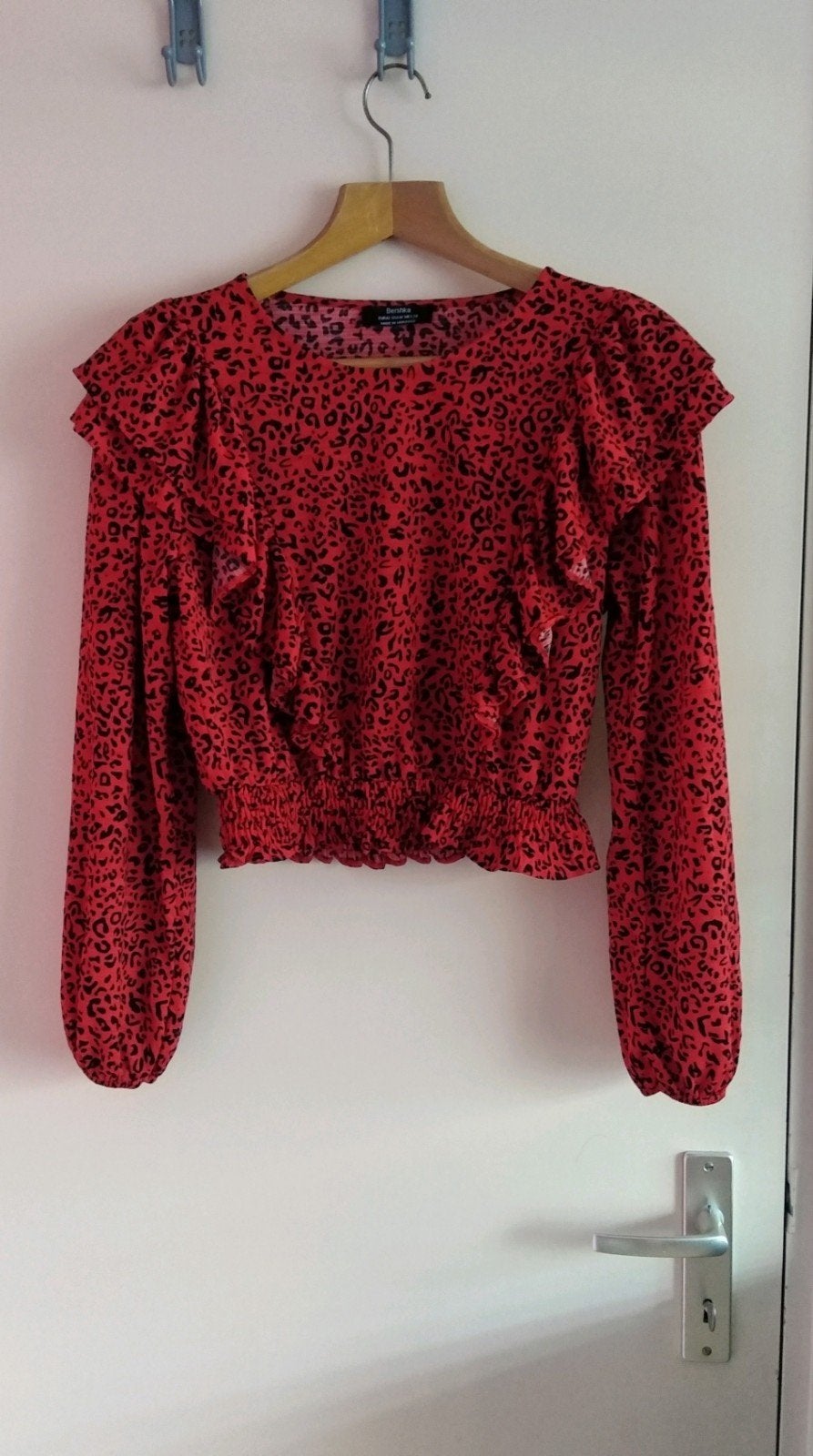 Top Bershka rood panterprint M, Kleding | Dames, Ophalen of Verzenden, Zo goed als nieuw, Rood, Zonder mouw