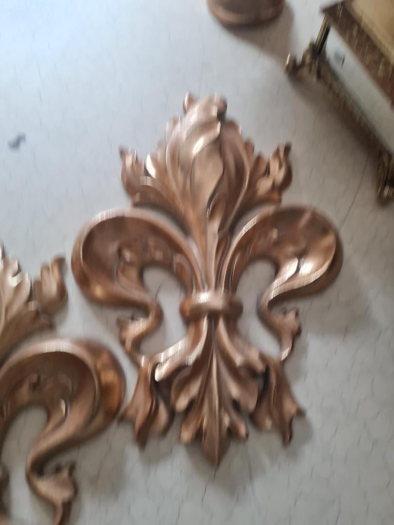 Sierlijk wandornament Franse lelie merk House of Baroque, Heikant 21 Kaatsheuvel, 32 cm, Belle Vieille Brocante, Goud