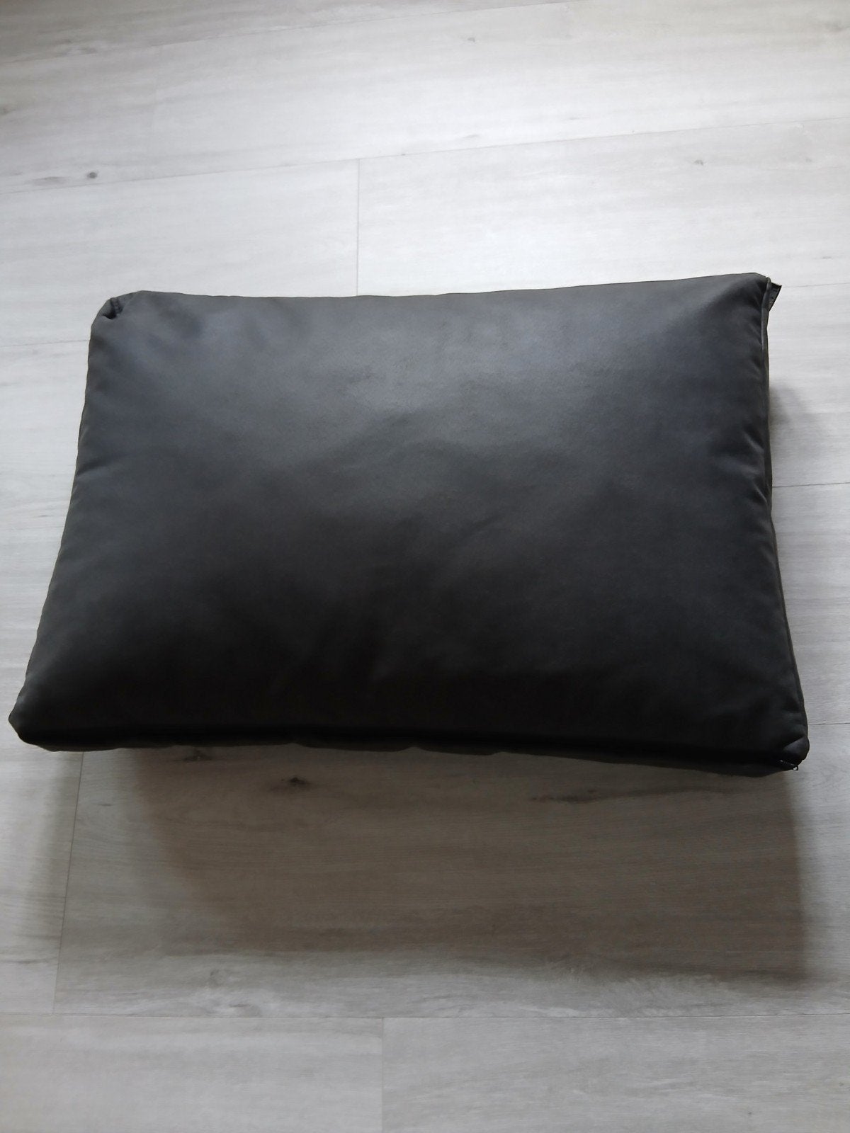 Orthopedisch
 
Hondenkussen

Lederlook 
Taupe   9060cm, Dieren en Toebehoren, Ophalen of Verzenden, Nieuw