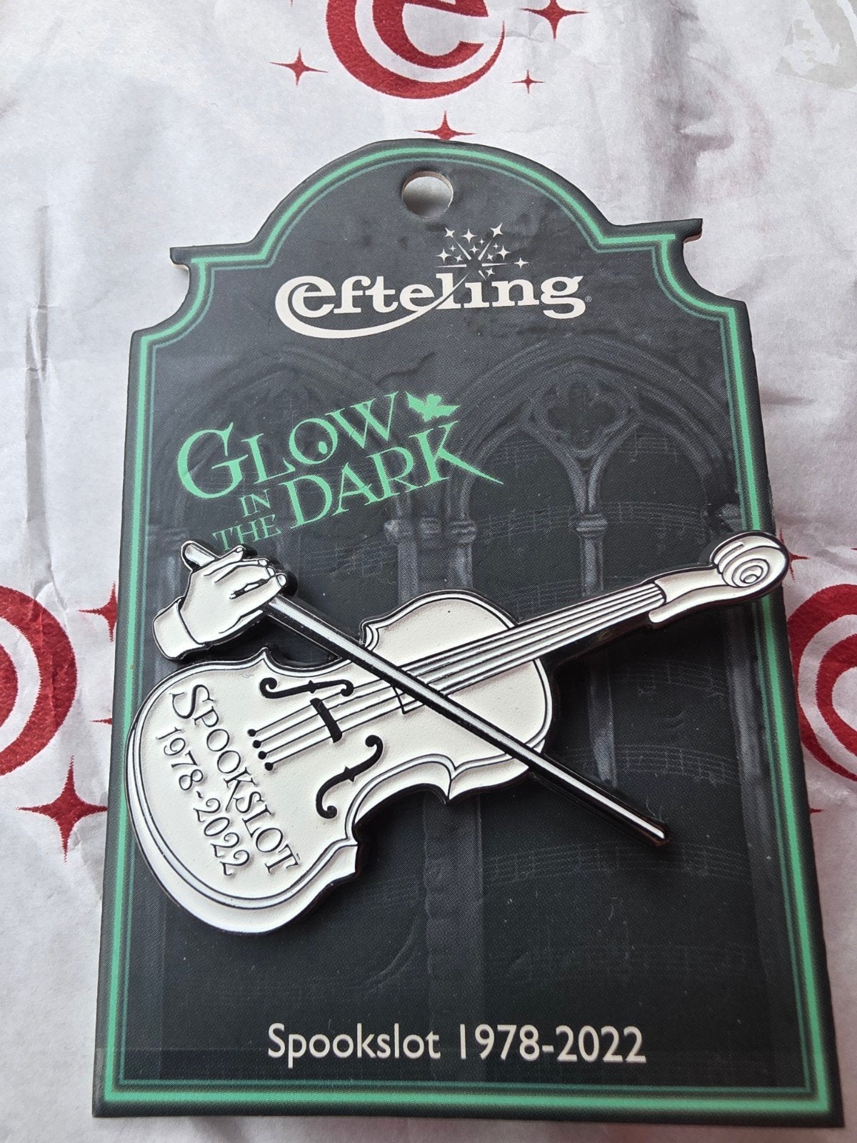 Efteling Spookslot Glow in the Dark Viool Pin 1978-2022, Verzamelen, Efteling, Ophalen of Verzenden