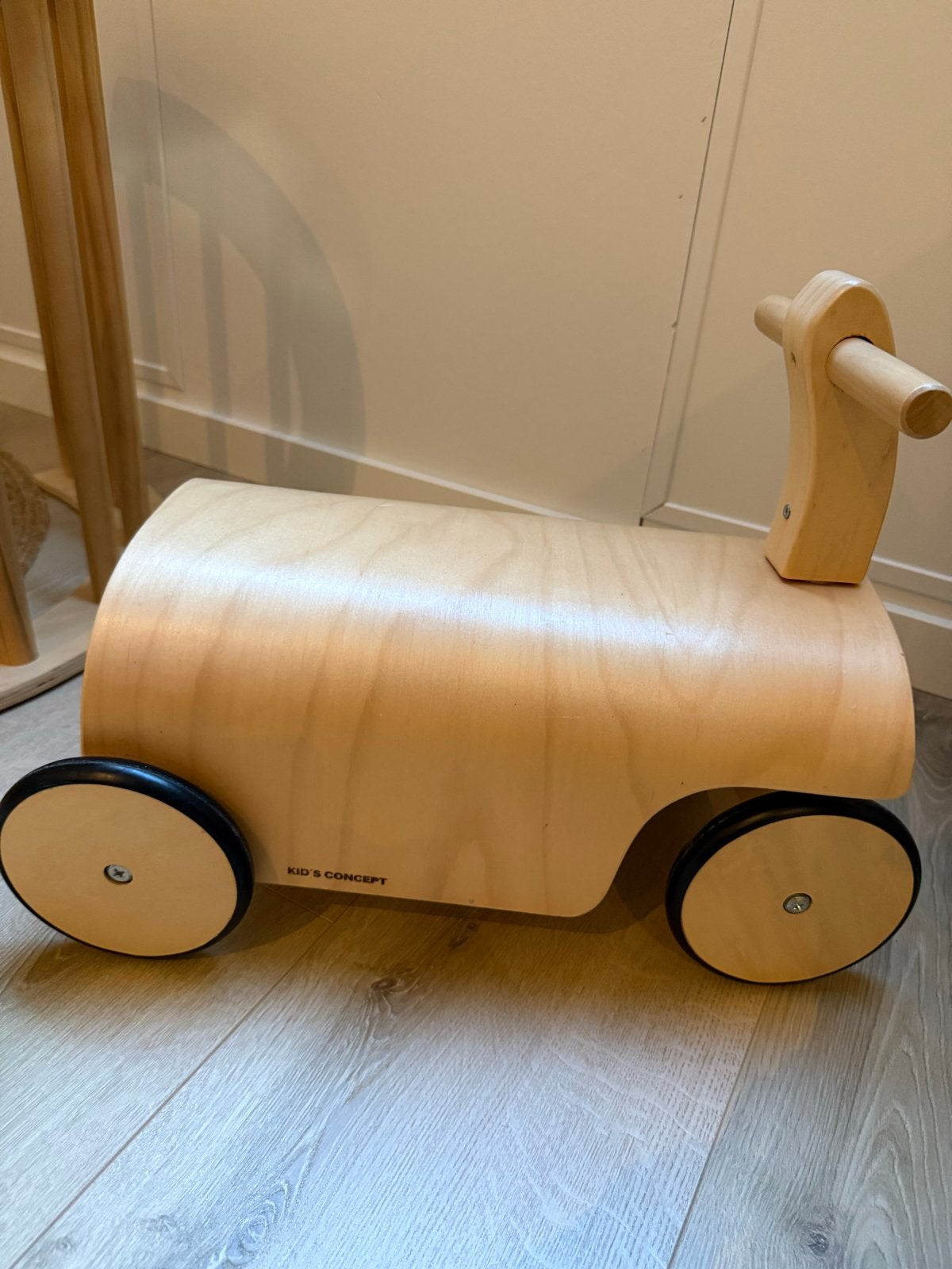 Houten loopauto Kid's Concept - Gebruikt, prima staat, Ophalen, Gebruikt, Loopvoertuig