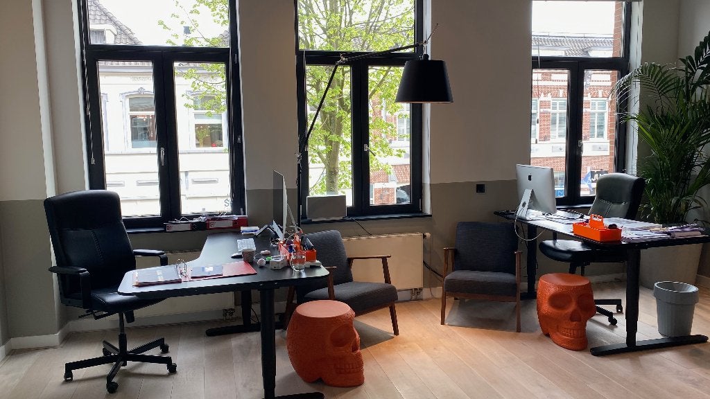 IKEA Bekant elektrisch zit-sta bureau zwart (2 stuks), Huis en Inrichting, Ophalen, Gebruikt, Elektrisch, Hout