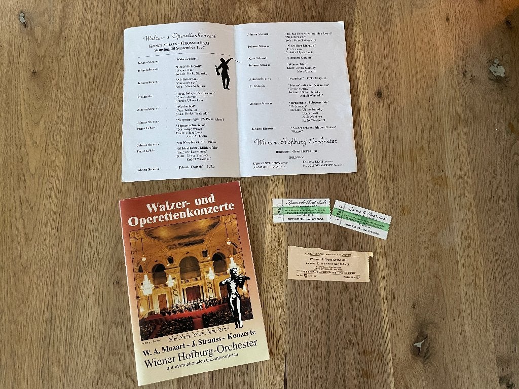 D381 Wals- en operetteconcert Wenen Wiener Hofburg, Ophalen of Verzenden, 20e eeuw of later, Gelezen