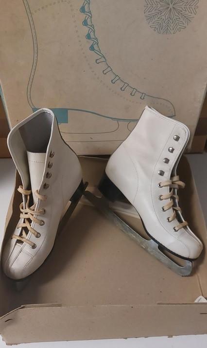 Hele nette dames kunstschaatsen maat 39. Prijs bieden., Overige merken, Ophalen of Verzenden, Zo goed als nieuw, Kunstschaatsen