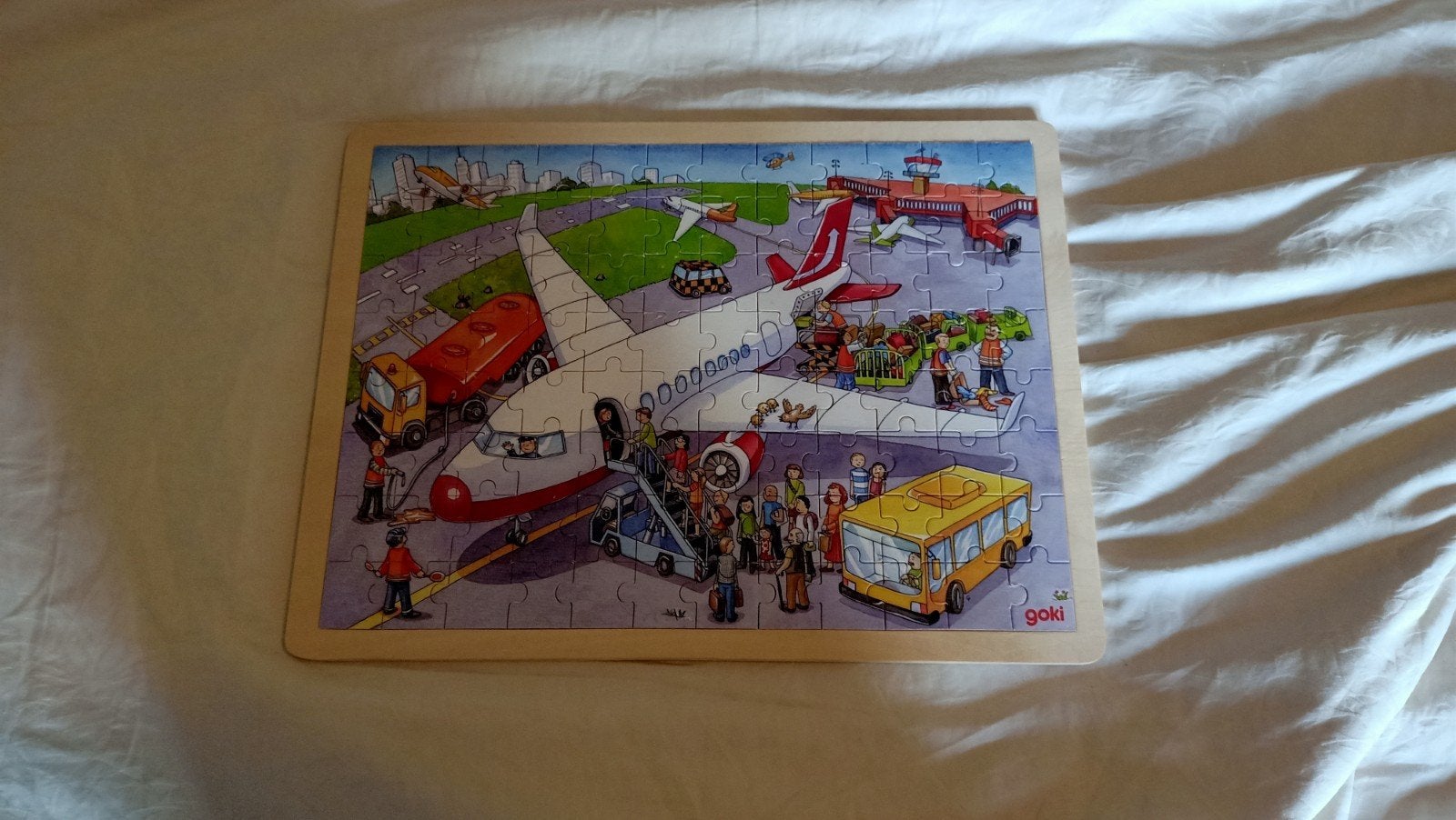 Goki houten puzzel Vliegveld - Gebruikt, Ophalen of Verzenden, 10 tot 50 stukjes, Gebruikt