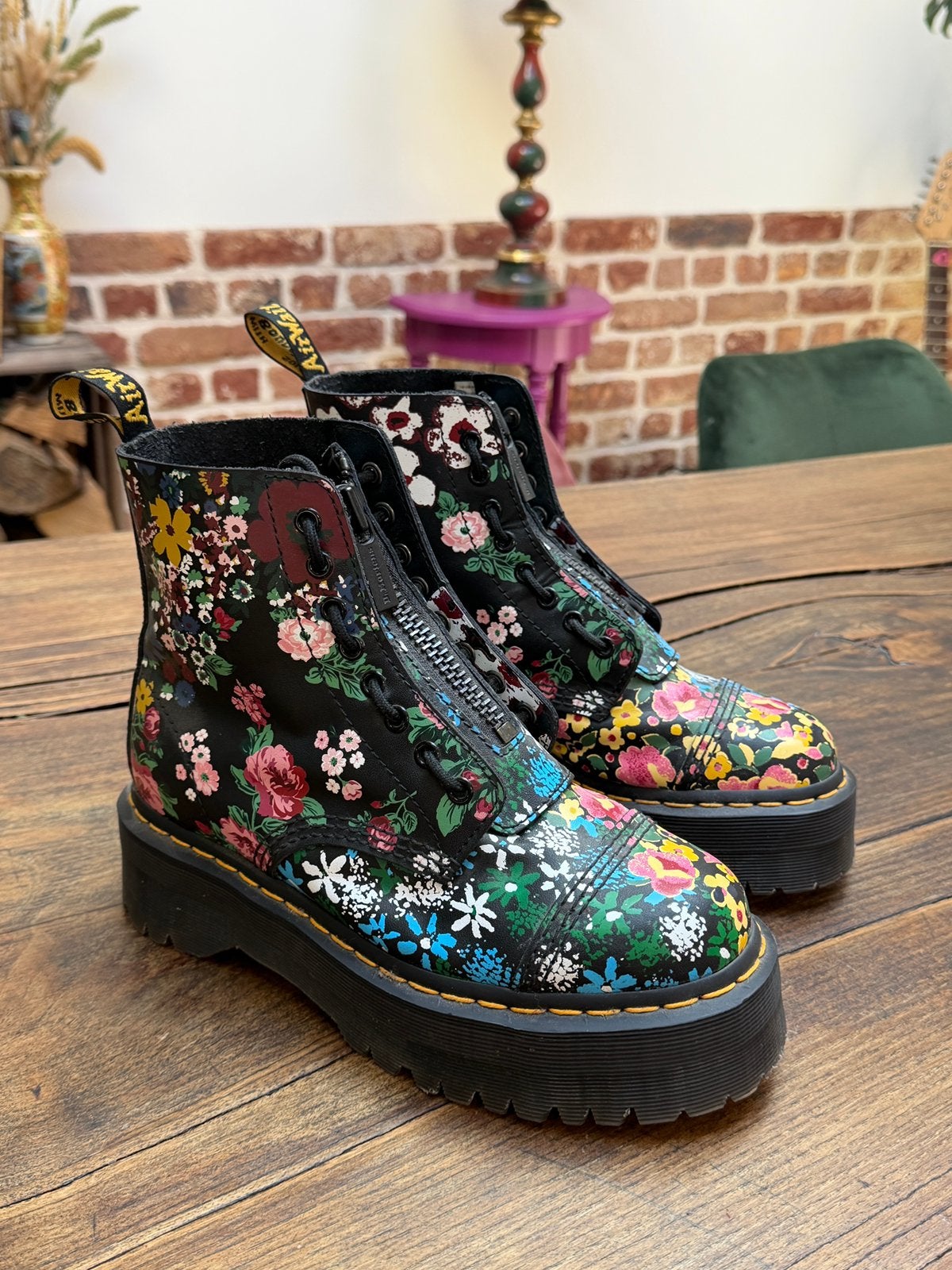 Dr. Martens sinclair flower limited edition, Kleding | Dames, Ophalen, Zo goed als nieuw, Zwart