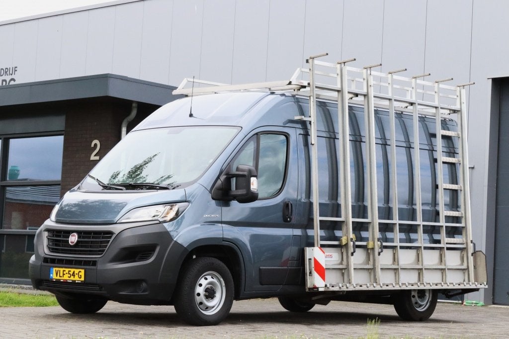 Fiat Ducato 30 2.3 MultiJEt L2H2 Glasresteel (bj 2021), Auto's, Bestelauto's, Stof, Gebruikt, Euro 6, Navigatiesysteem