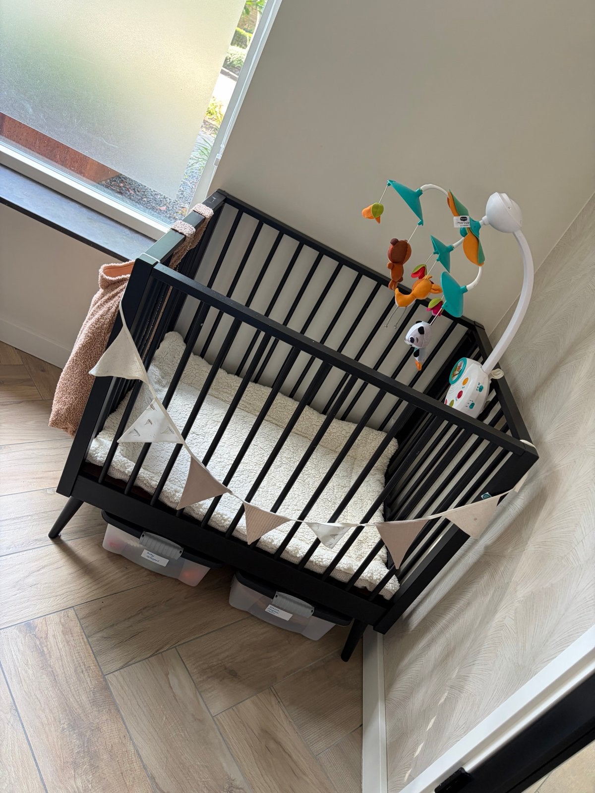 Europe baby box mat zwart met mobiel en accessoires, Kinderen en Baby's, Boxen, Ophalen, Zo goed als nieuw, Boxkleed