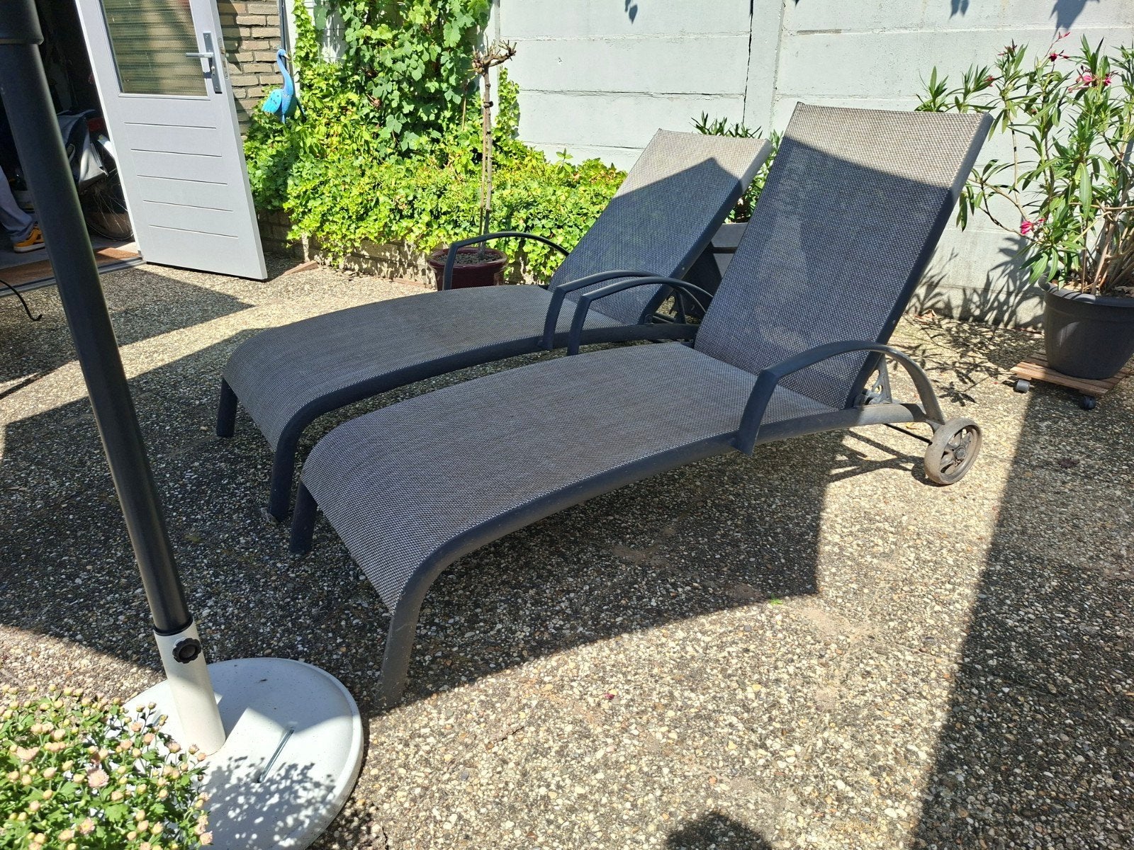 2 zo goed als nieuwe deckchairs met kussen voor slechts €65, Ophalen, Zo goed als nieuw, Aluminium