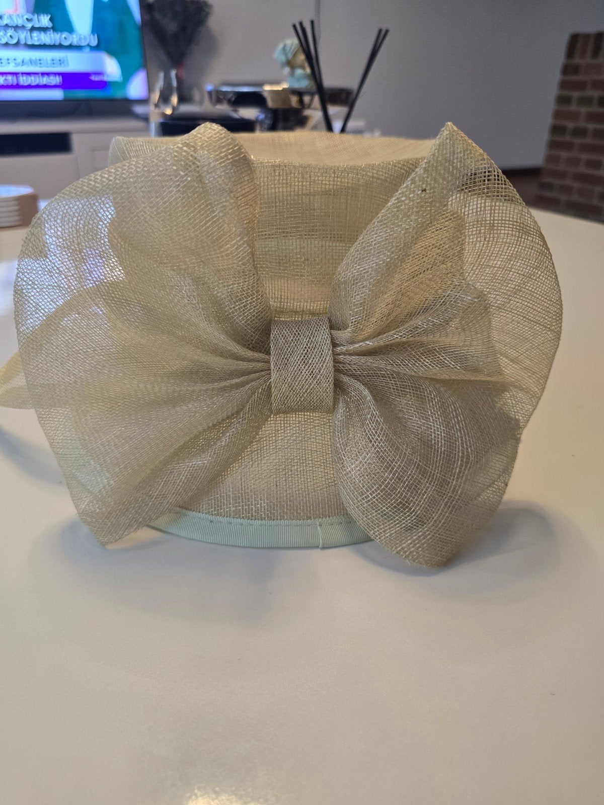 Elegante beige hoed met strik, Hoed, One size fits all, Ophalen of Verzenden, Onbekend