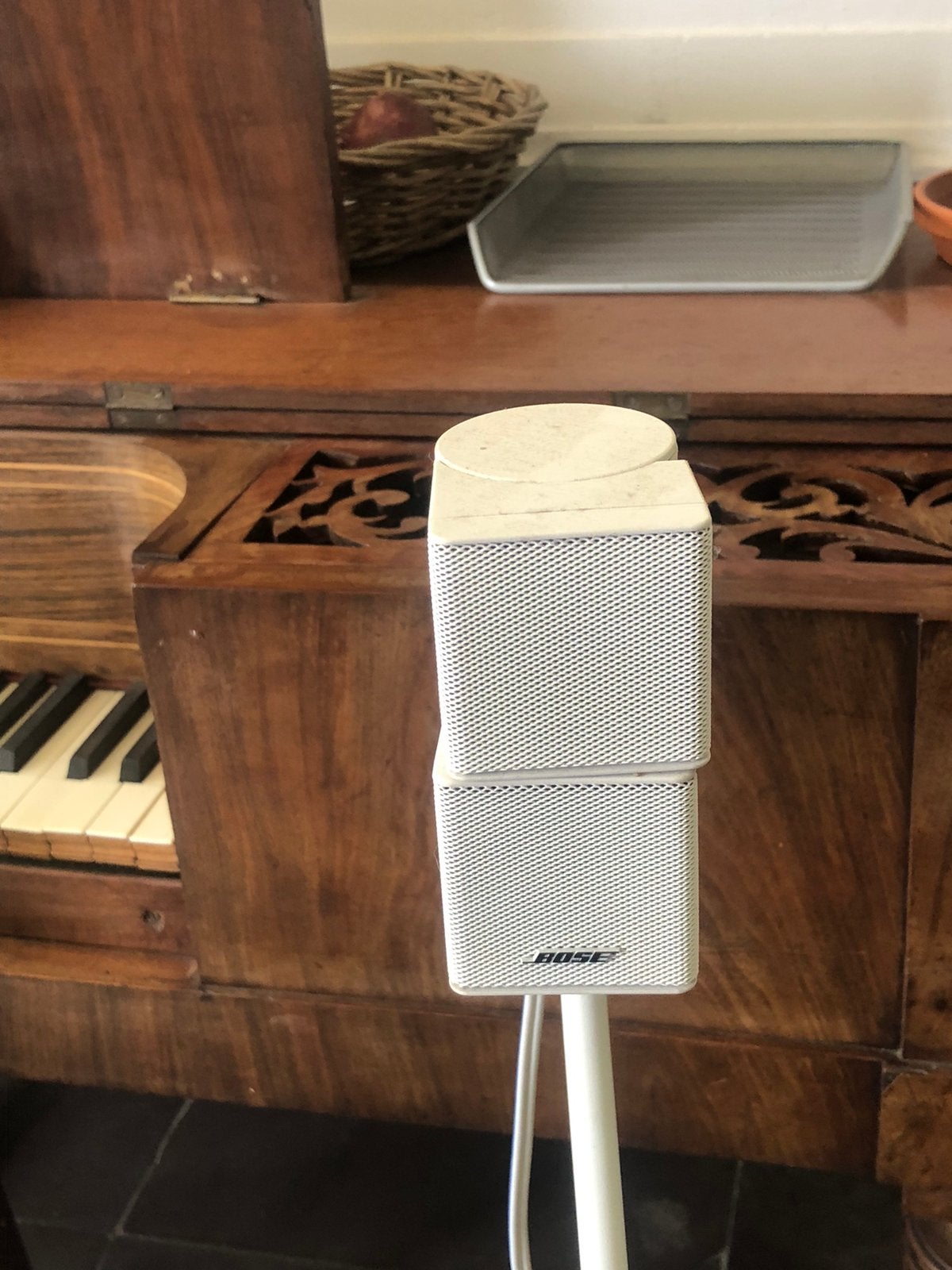 Bose jewel speakers met standaard wit, Ophalen of Verzenden, Zo goed als nieuw, Minder dan 60 watt, Bose