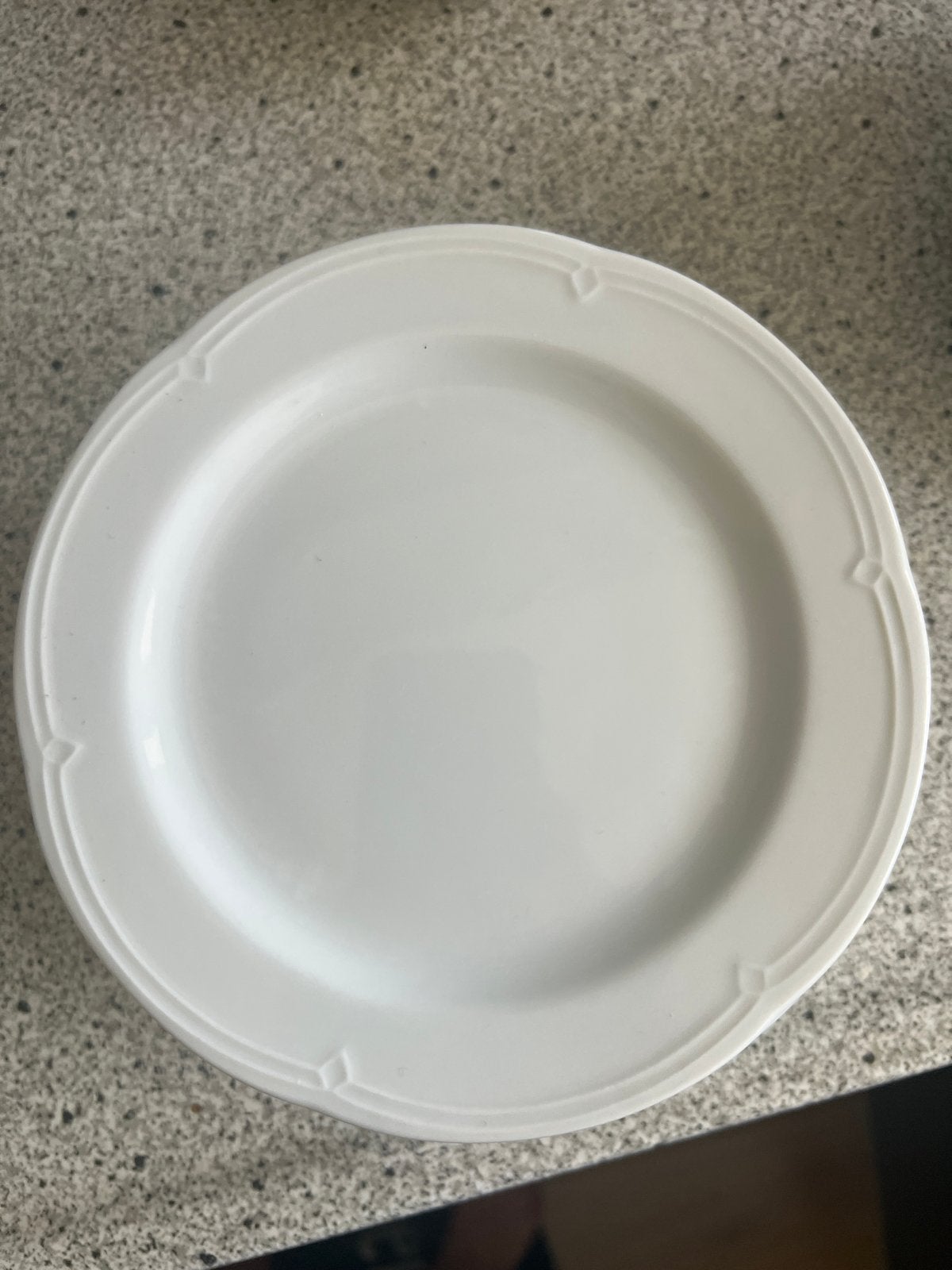 Witte borden met reliëf, set van 7, Huis en Inrichting, Keuken | Servies, Ophalen, Gebruikt, Keramiek, Bord(en)