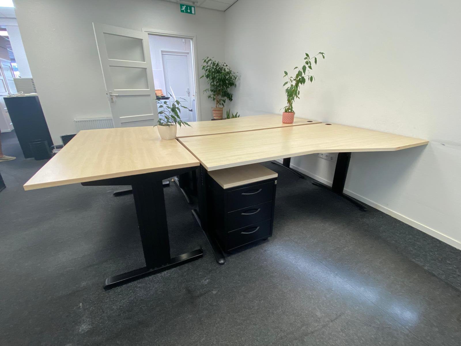 4 bureau’s in licht esdoorn (ahorn), Ophalen, Zo goed als nieuw