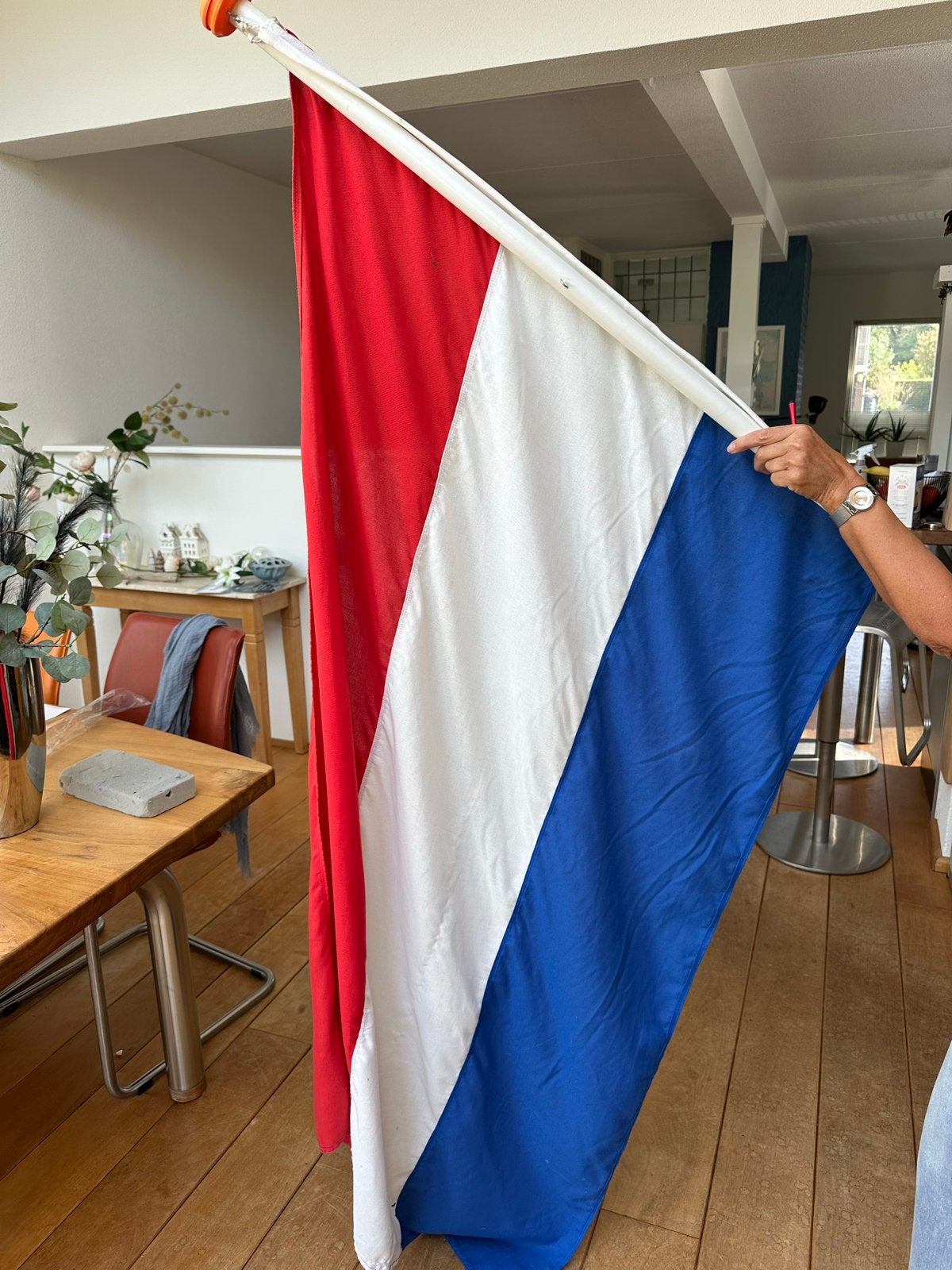 Nederlandse vlag met stok, Ophalen