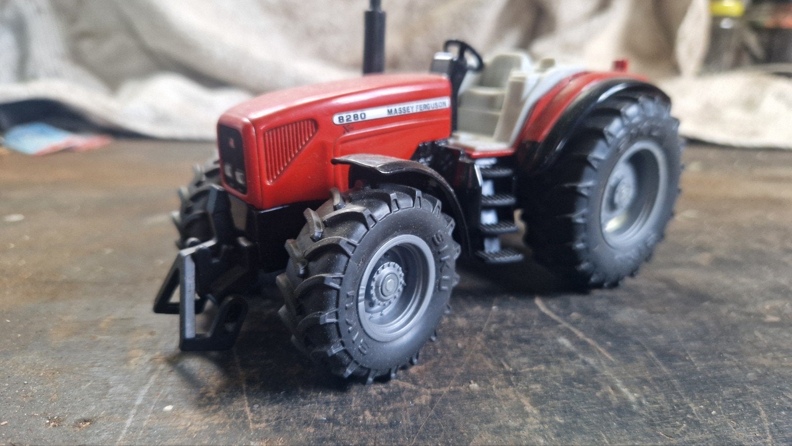 Miniatuur Massey Ferguson 8280, Siku, Ophalen of Verzenden, Groter dan 1:32, Overige typen, Overige merken