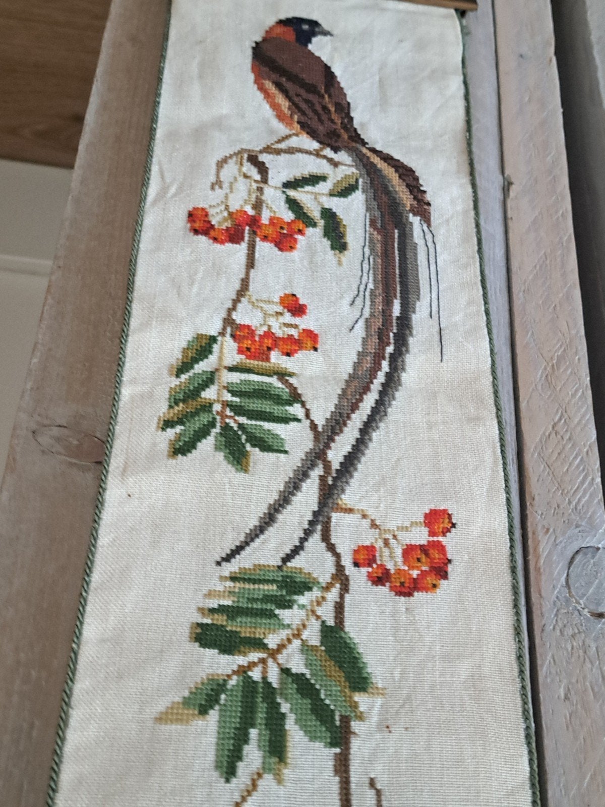 Vintage Schellekoord met Geborduurd Patroon en Ophangbeslag, Ophalen of Verzenden, Gebruikt, Handborduren, Overige typen