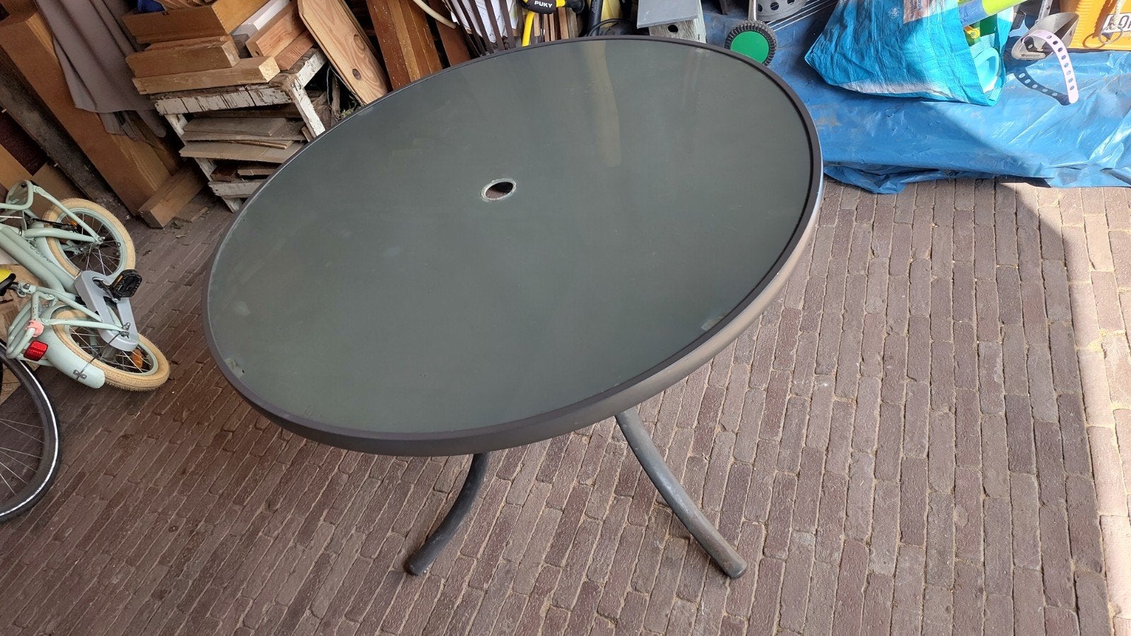 Metalen tuintafel met glazen blad, rond (106cm), Tuin en Terras, Tuintafels, Ophalen, Gebruikt, Rond, Metaal