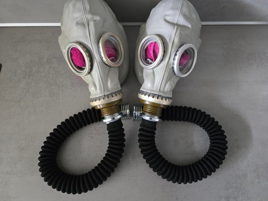 Partij rubberen gasmaskers, Verzamelen, Militaria | Algemeen, Verzenden
