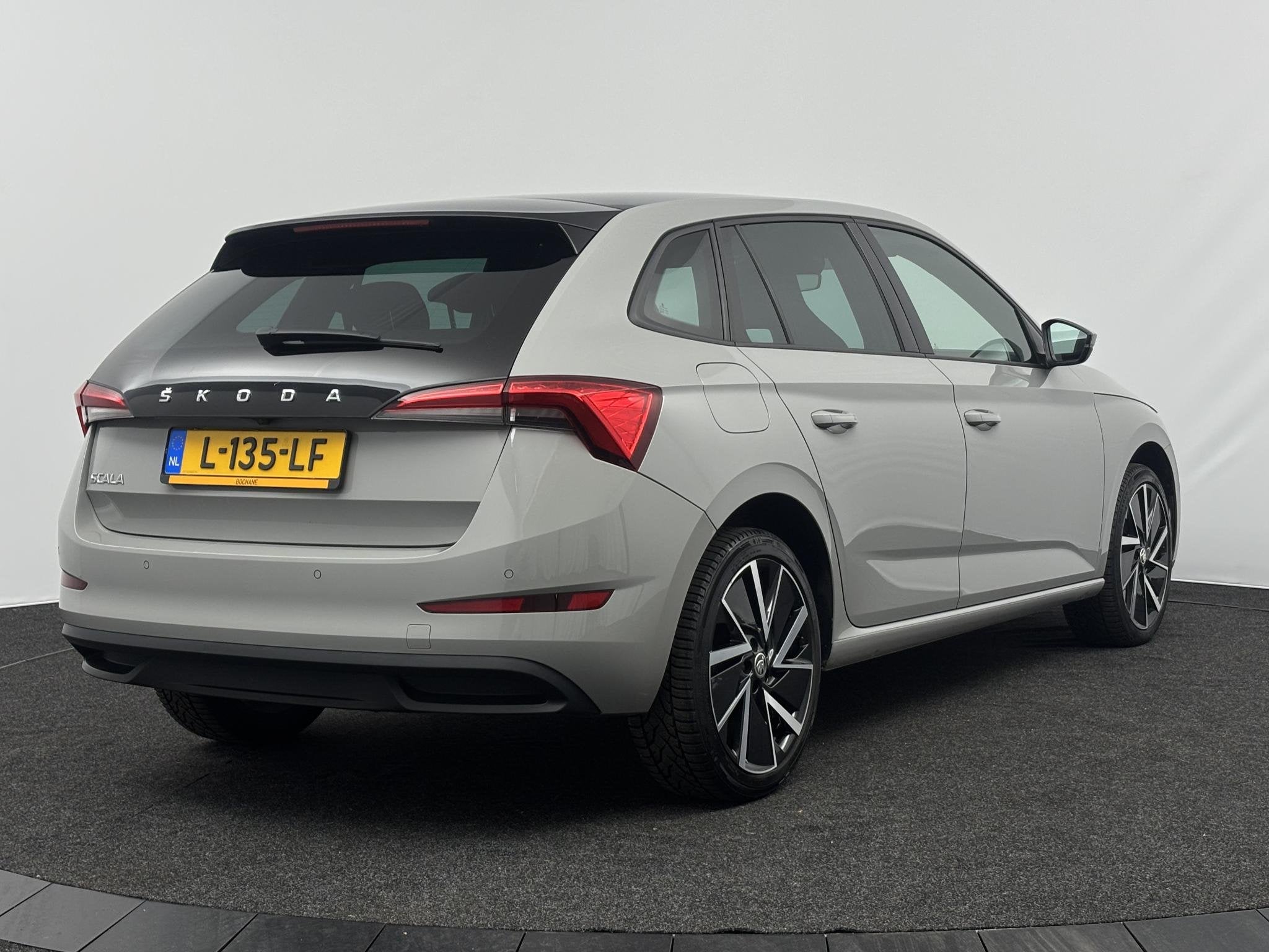 Skoda Scala 1.0 TSI 110pk DSG Sport Business | Automaat | Pa, Scala, Gebruikt, Met garantie (alle), 620 kg