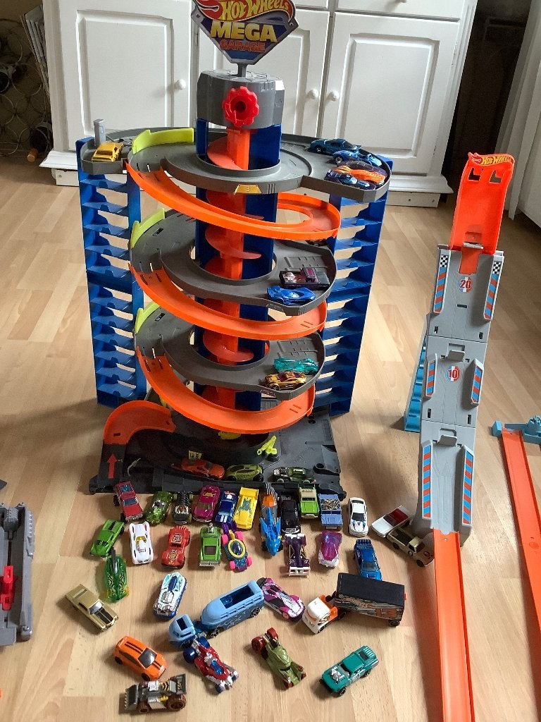 Hotwheels, garage, auto’s , racebaan en meer, Ophalen, Racebaan, Zelf te bouwen, Zo goed als nieuw