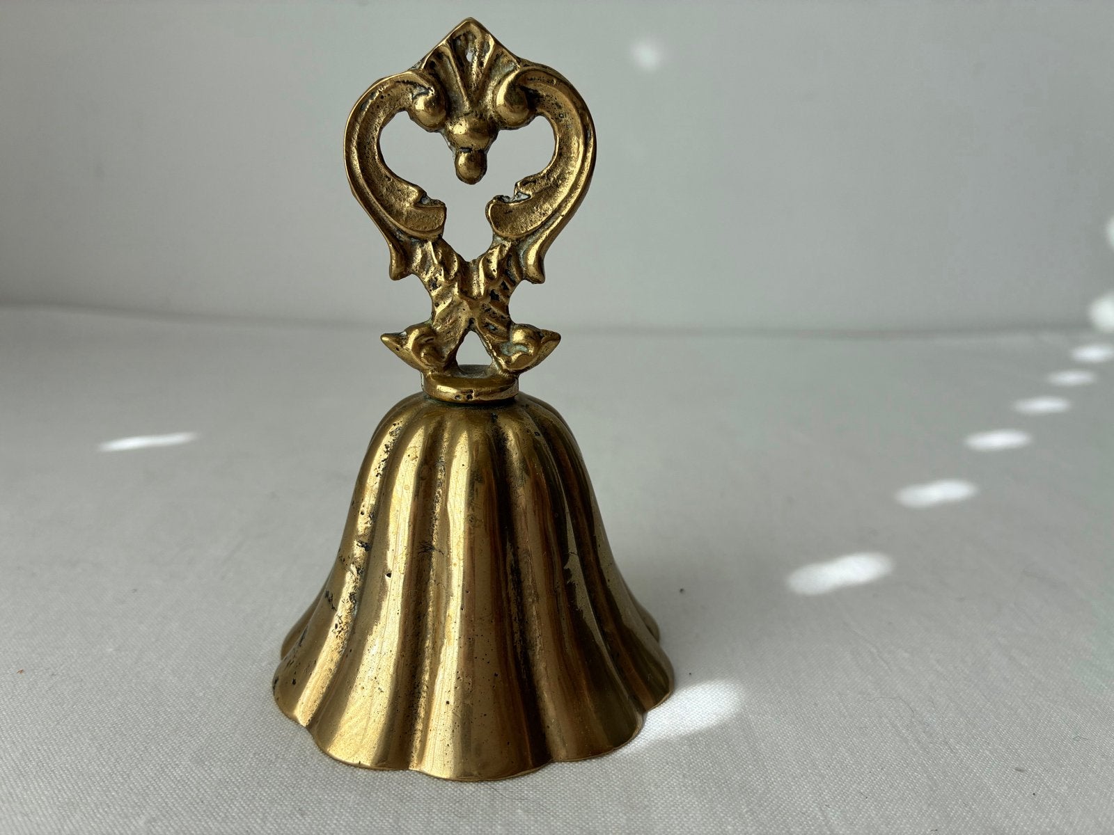 Antieke koperen bel met sierlijke handgreep, Antiek en Kunst, Antiek | Koper en Brons, Ophalen of Verzenden, Koper
