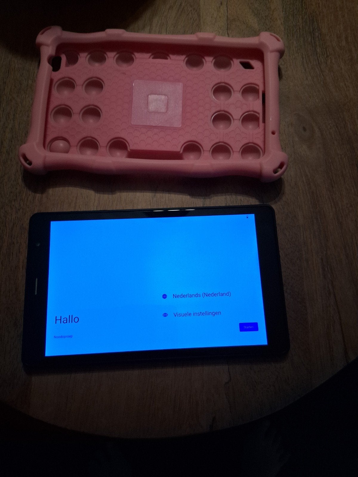 Tablet met roze beschermhoes merk angel tech, 32 GB, Onbekend, 8 inch, Ophalen of Verzenden