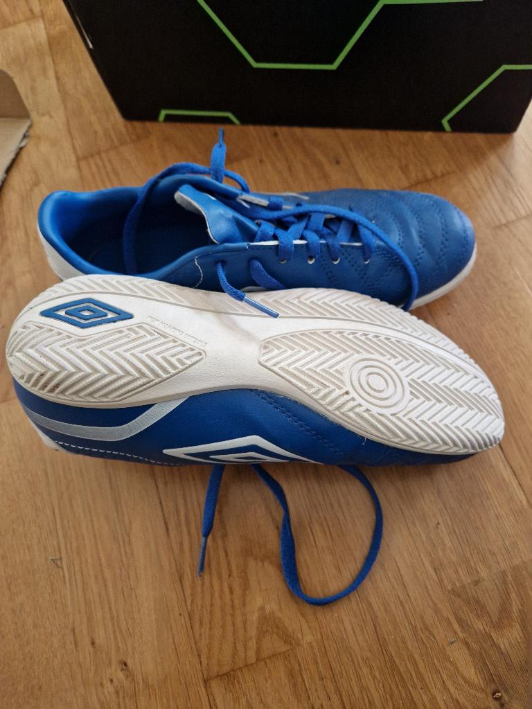 Umbro zaalschoen 37.5, Ophalen, Maat XS of kleiner, Schoenen, Zo goed als nieuw