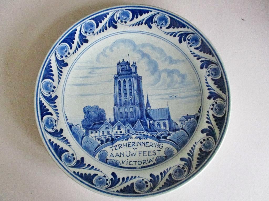 Bord koek fabriek Victoria Dordrecht porceleyne fles Delft, Ophalen of Verzenden
