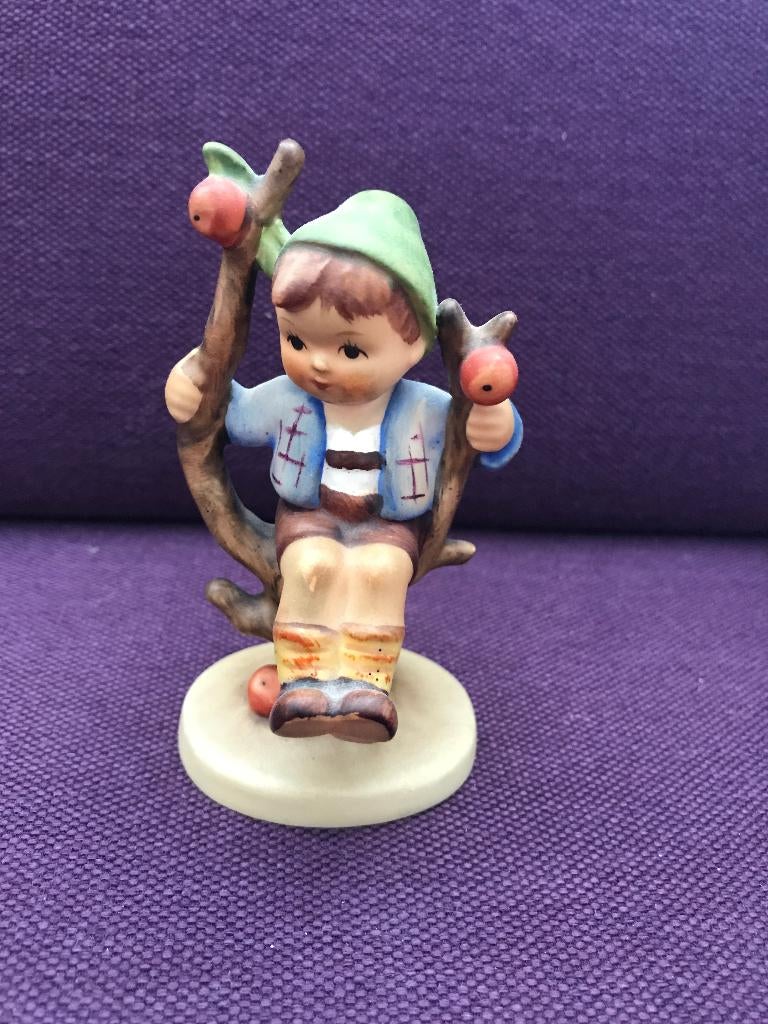 Hummel - jongen op tak appelboom, Ophalen of Verzenden, Zo goed als nieuw, Hummel
