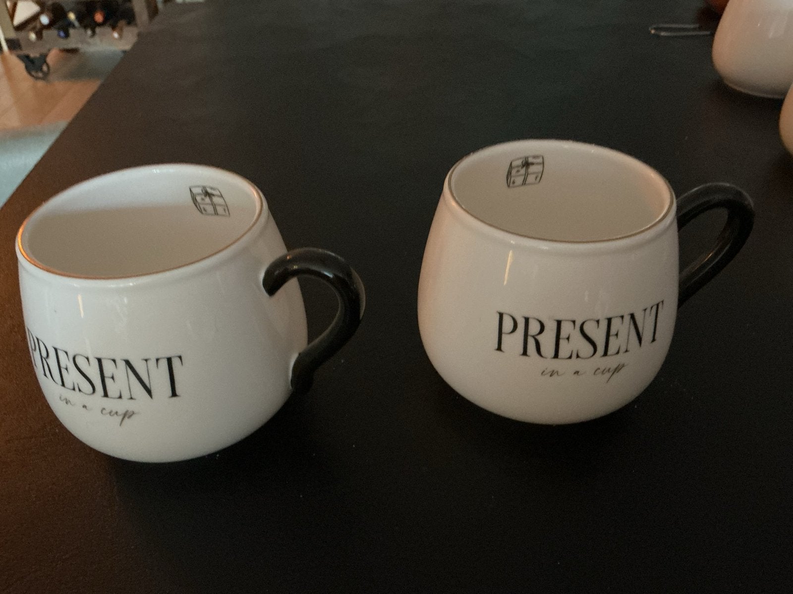 Riviera Maison Mokken "Present in a cup" - Set van 2, Overige merken, Keramiek, Landelijk/Boerenbont, Zo goed als nieuw
