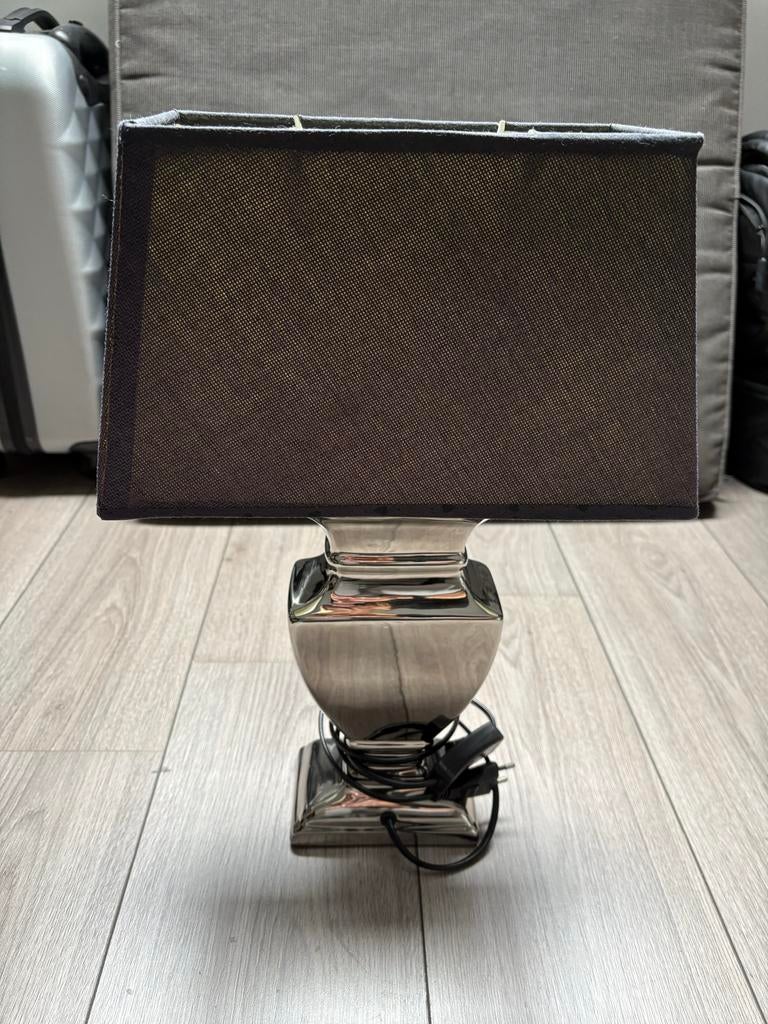 Moderne tafellamp met zilveren voet en zwarte kap, Ophalen of Verzenden, Gebruikt, Metaal, Minder dan 50 cm