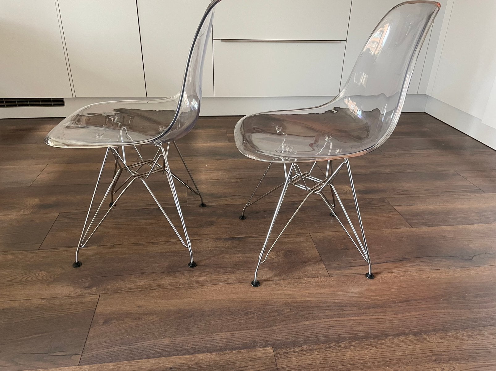 2 transparante Eames stoelen (replica) – chromen onderstel, Huis en Inrichting, Ophalen, Kunststof, Twee