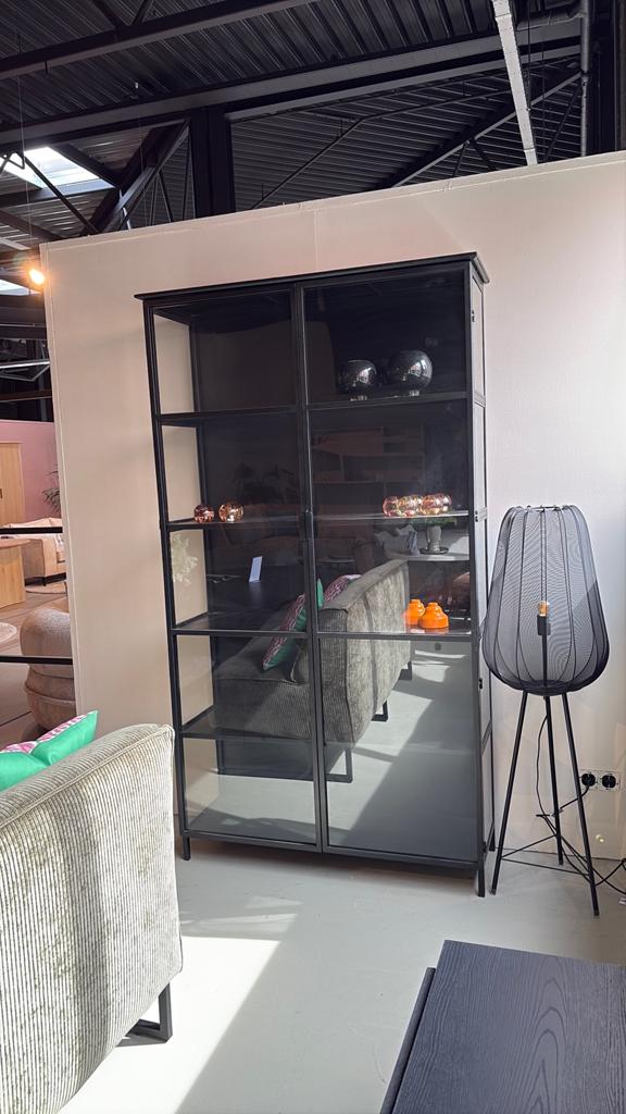 Stijlvolle zwarte vitrinekast met glazen deuren, Huis en Inrichting, Kasten | Vitrinekasten, Zo goed als nieuw, 200 cm of meer