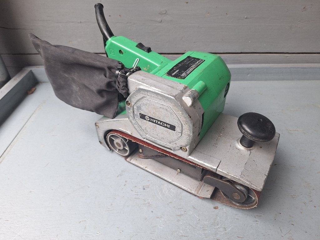 Hitachi SB110 bandschuurmachine 950w, Doe-het-zelf en Verbouw, Gereedschap | Schuurmachines, Ophalen of Verzenden, Gebruikt, 600 tot 1200 watt