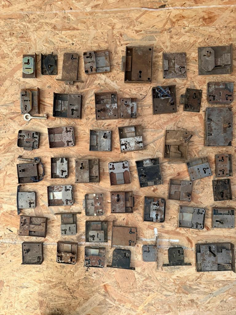 oude kastsloten circa 50 stuks, Ophalen