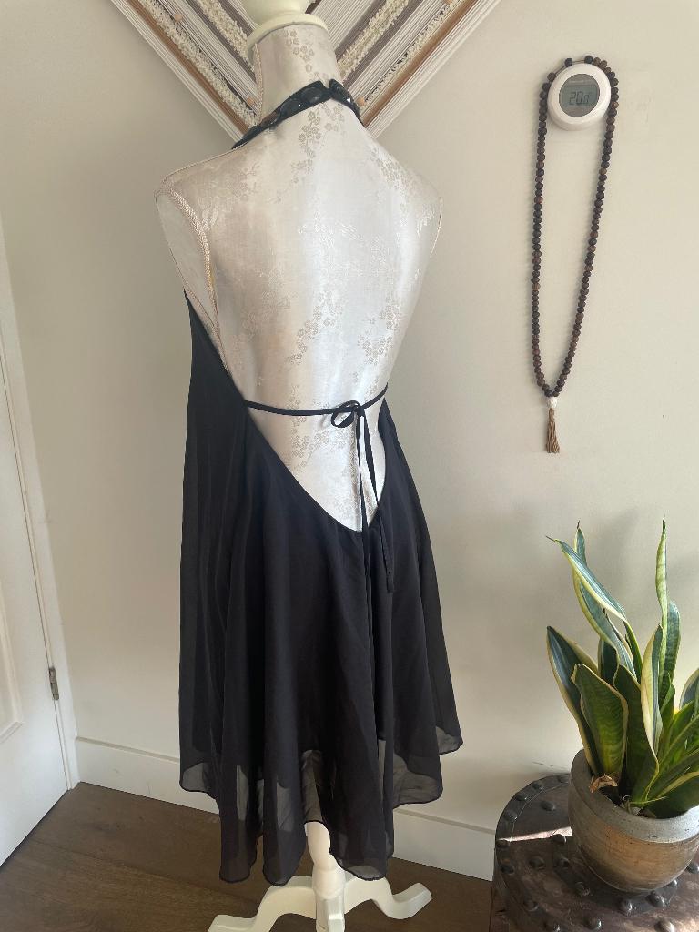 Stijlvolle zwarte jurk met rug decolleté , maat S/M/L, Kleding | Dames, Maat 38/40 (M), Gamiss, Zwart, Ophalen of Verzenden