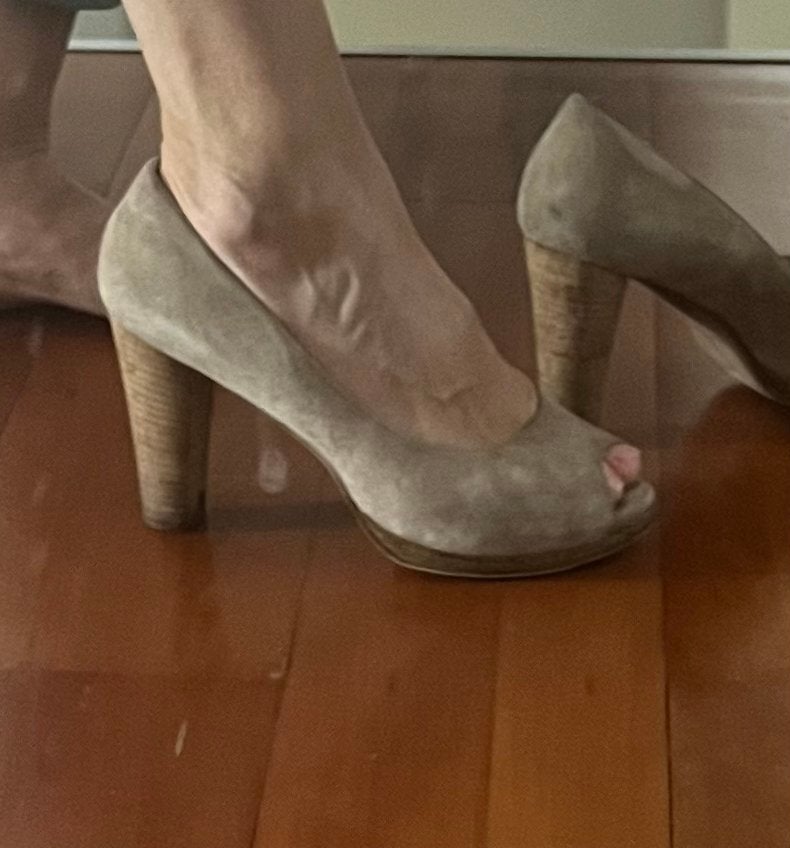 Hoge suède schoen van Andorra met open teen, maat 38, Beige, Ophalen of Verzenden, Schoenen met hoge hakken, Gedragen