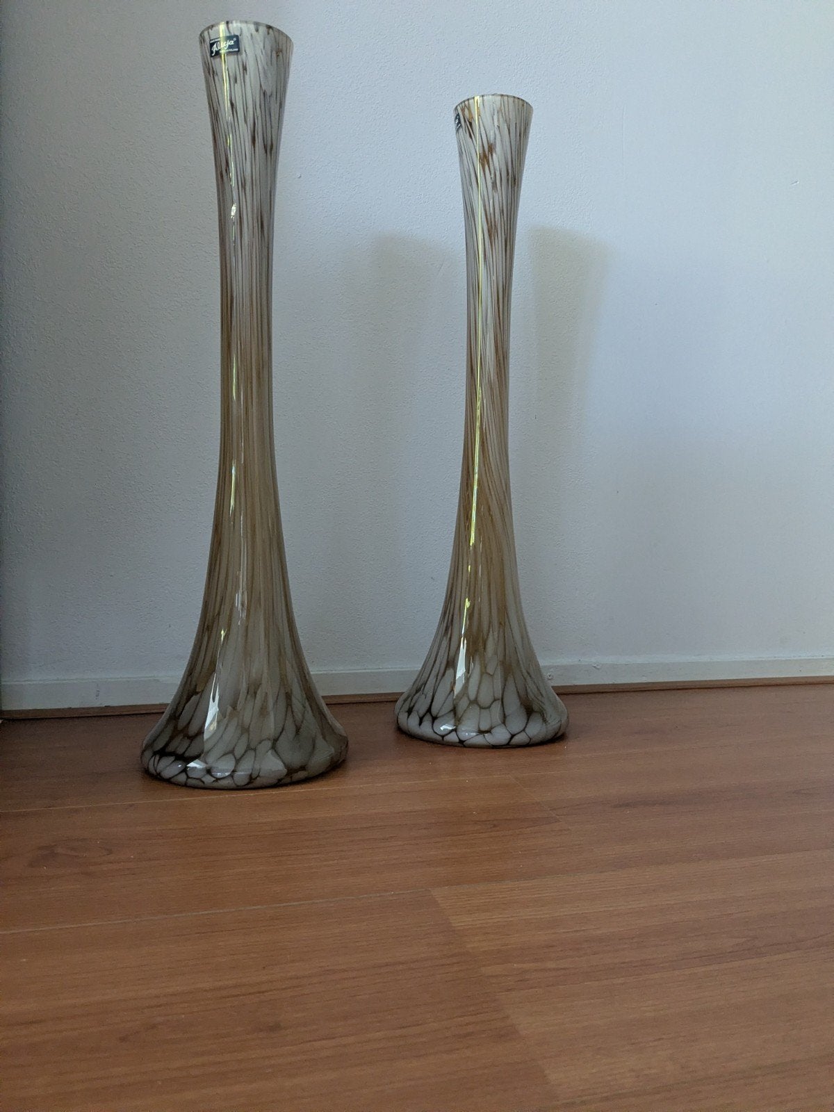 Twee slanke Alicia vazen, 60 cm hoog, wit/bruin gemarmerd, Ophalen of Verzenden